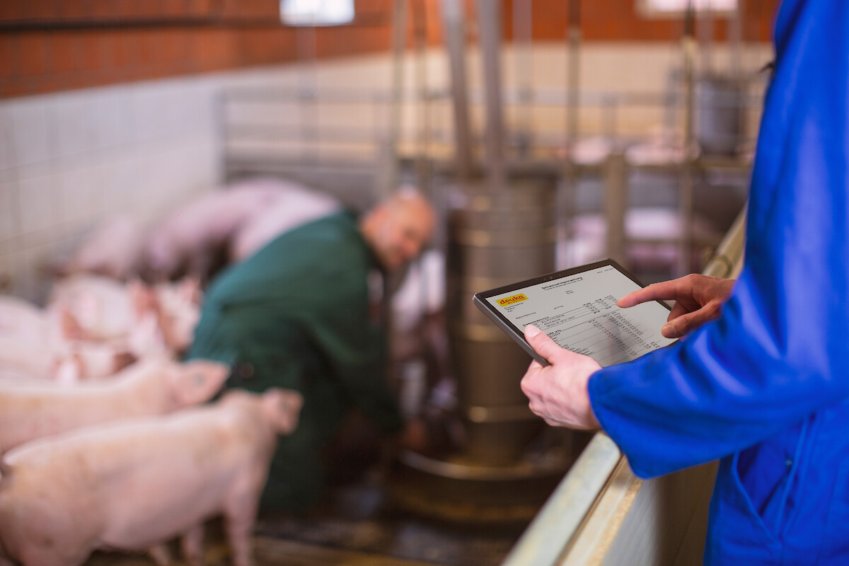 Landwirt bestellt Schweinfutter im Stall_DEUPA ©deuka Tiernahrung Cremer