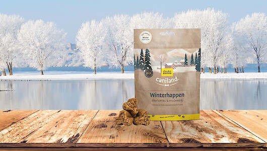 Winterhappen Soft-Snacks vor verschneitem See ©deuka Tiernahrung Cremer