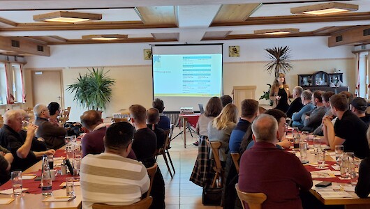 Gut aufgepasst! Gaby Harr erläutert den zahlreichen Teilnehmer*innen die Neuerungen im Rinderfutterprogramm (© deuka Tiernahrung Cremer).