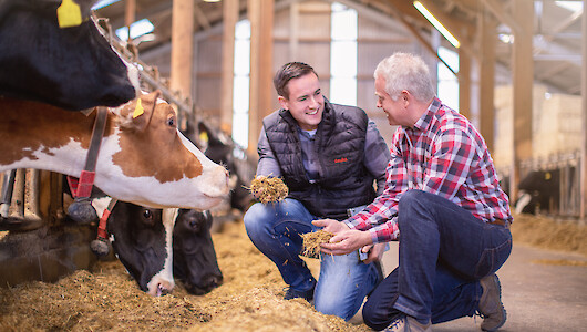 Landwirt und deuka-Berater am Futtertisch