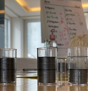 The aim of the business game: to familiarise trainees with economic processes and their dynamics (©Deutsche Tiernahrung Cremer).