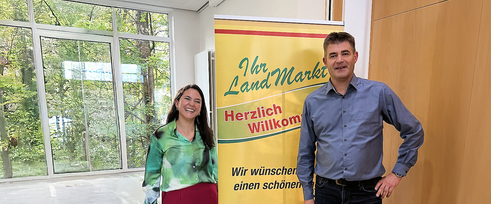 IhrLandMarkt-Konzeptberater Volker Kaup mit Gastrednerin Jamina Hirschmann (© deuka Tiernahrung Cremer).