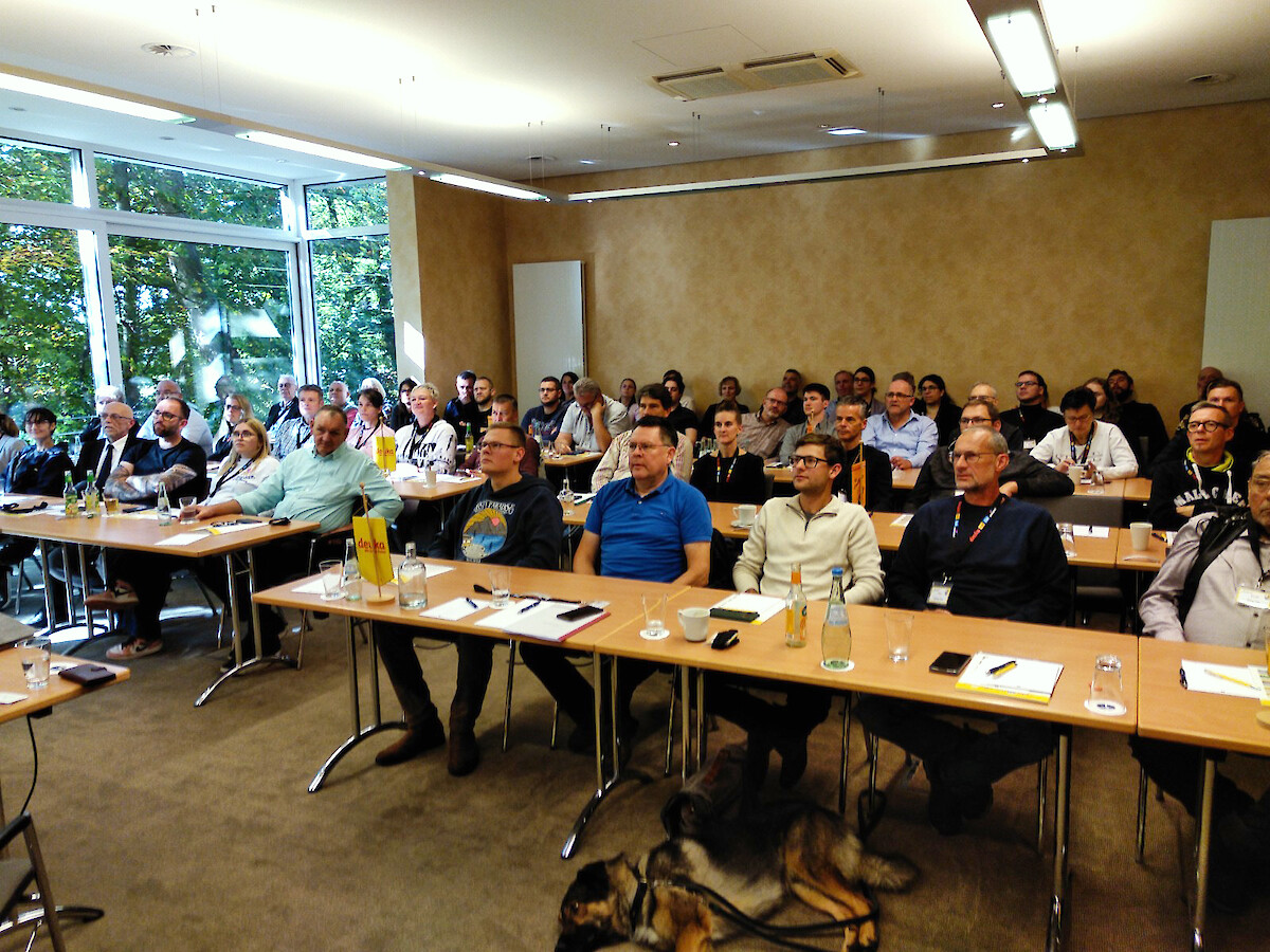 Das Plenum bei der 23. ERFA-Tagung von "IhrLandMarkt" lauscht gespannt den Vorträgen (© deuka Tiernahrung Cremer).