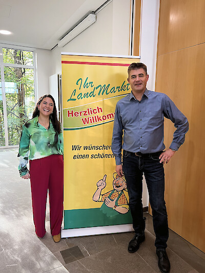 IhrLandMarkt-Konzeptberater Volker Kaup mit Gastrednerin Jamina Hirschmann (© deuka Tiernahrung Cremer).