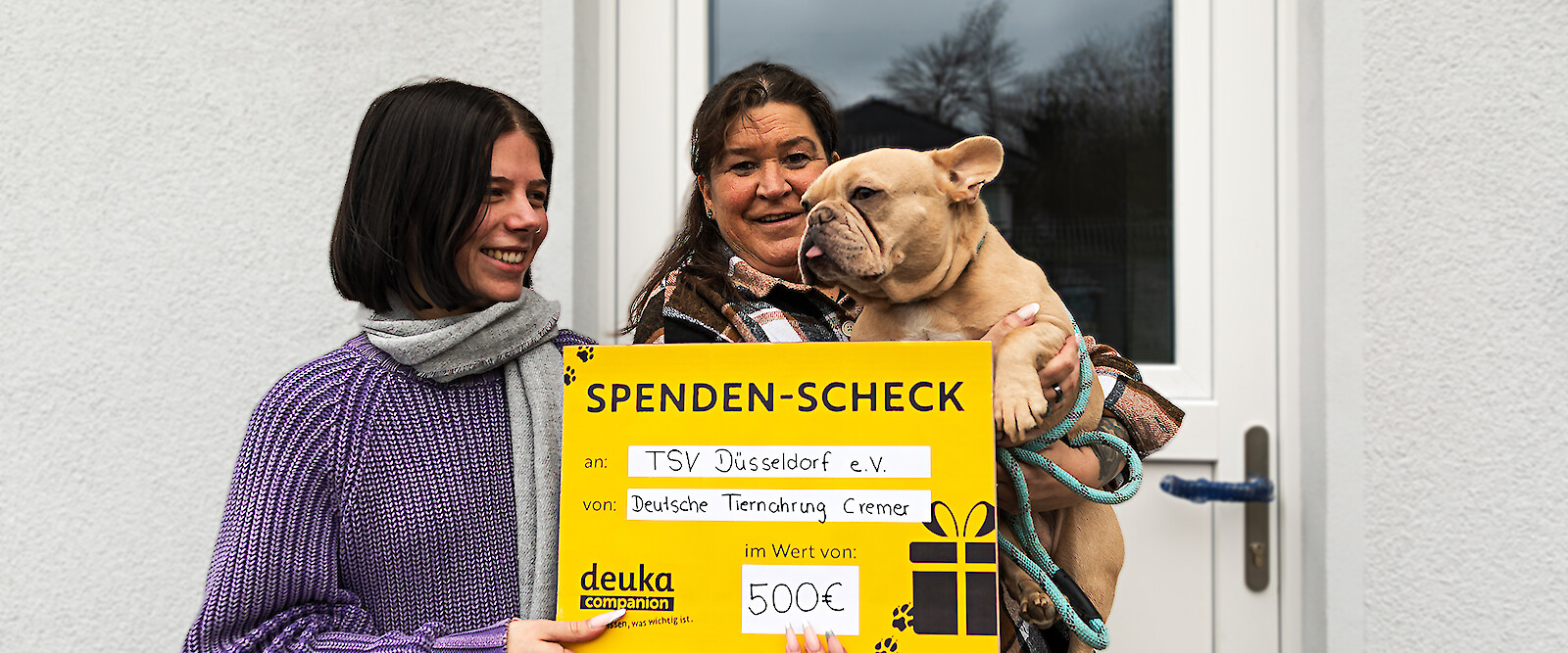 Auszubildende Ronja Hohage übergibt Spendencheck an Tierheimleiterin Gordon_RGB_(C) deuka Tiernahrung Cremer