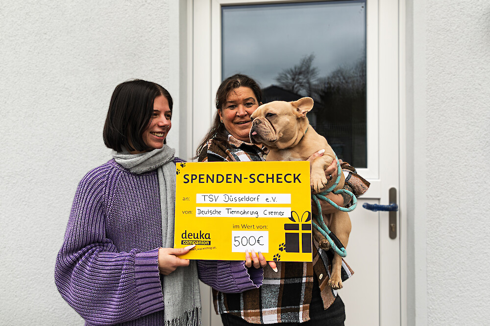 Auszubildende Ronja Hohage übergibt stellvertretend für Ihr Team und deuka den Spendencheck an Tierheimleiterin Melanie Gordon (© deuka Tiernahrung Cremer).