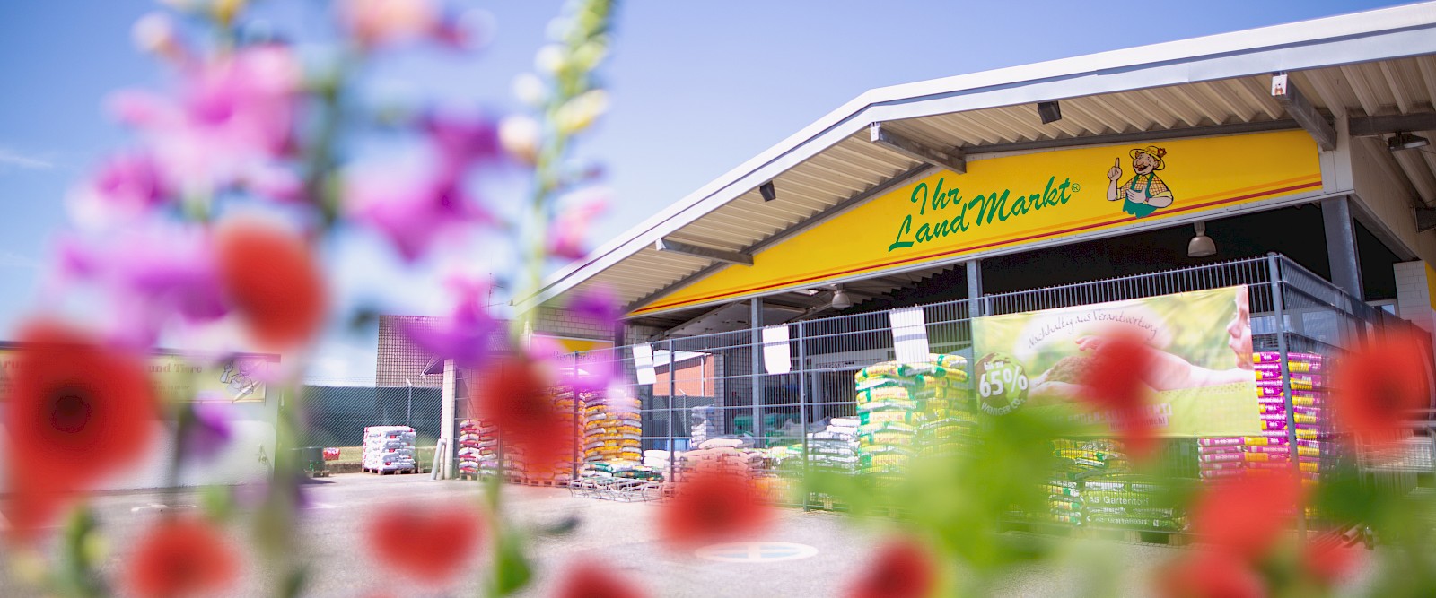 Your LandMarkt branch with flowers in the foreground (© Deutsche Tiernahrung Cremer).