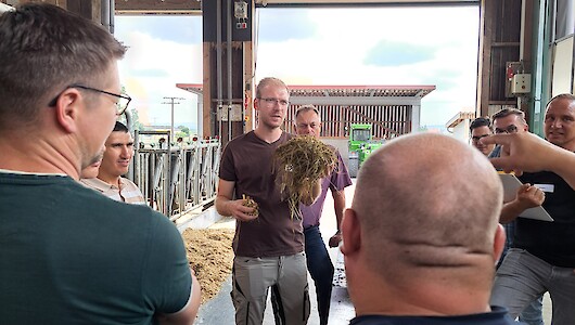 Vorstellung eines automatisierten Fütterungssystems auf dem Hof (© deuka Tiernahrung Cremer)