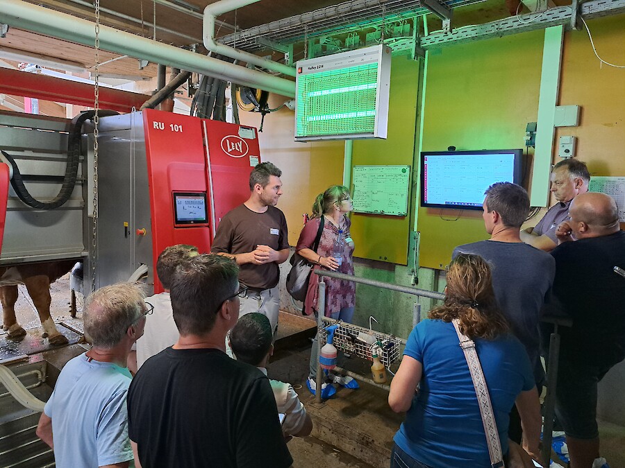 Vorstellung eines automatisierten Melksystems auf dem Hof (© deuka Tiernahrung Cremer)