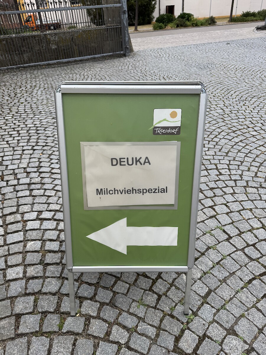 Ein Schild mit dem Hinweis „Exkursion“ weist den Weg zum Veranstaltungsort (© deuka Tiernahrung Cremer)
