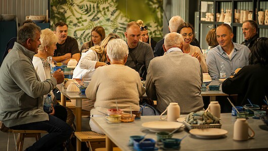 In geselliger Runde tauschen sich die Teilnehmenden der Fachkonferenz bei einem gemeinsamen Essen im gemütlichen Ambiente aus (© deuka Tiernahrung Cremer).