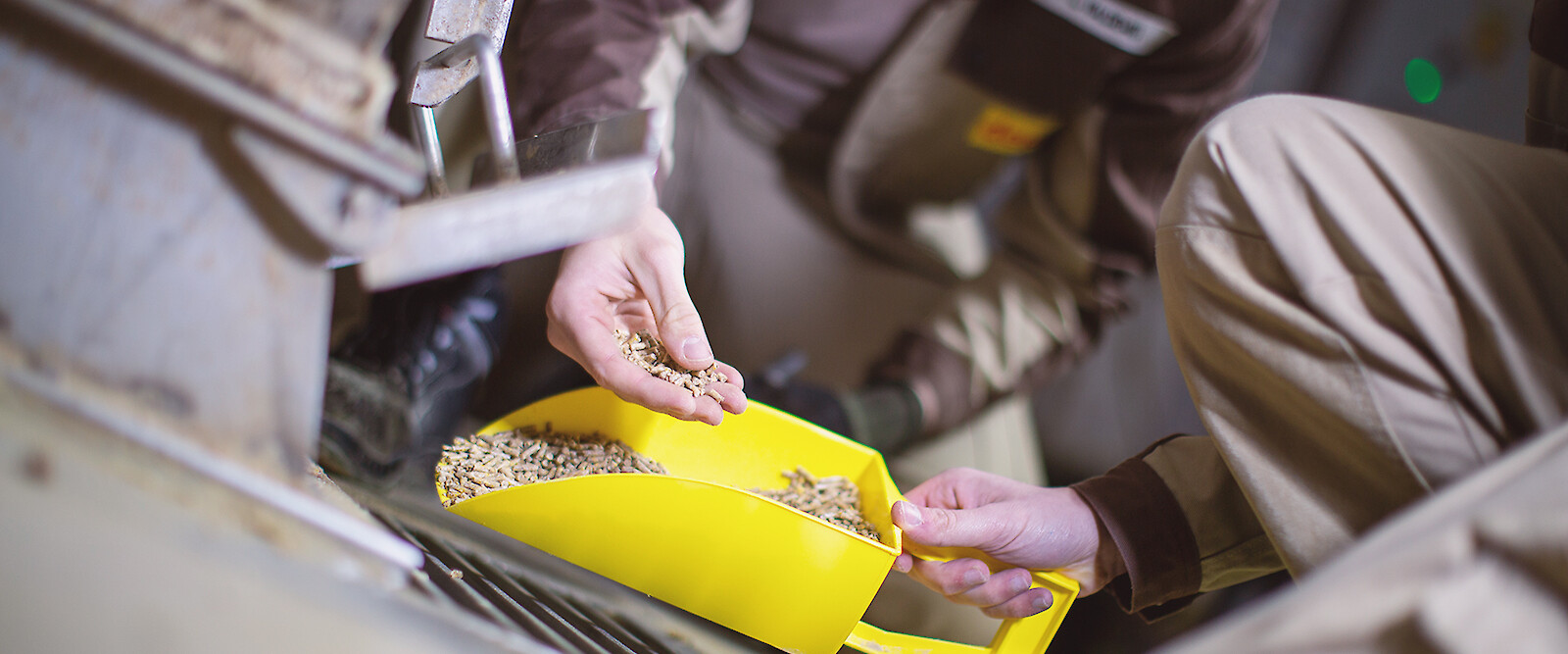 Qualitätskontrolle frischen Pelletfutters im Rahmen der der Produtkion (© deuka Tiernahrung Cremer).