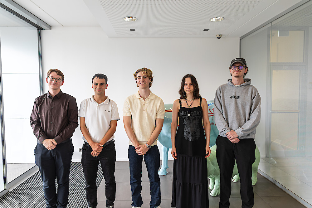 Die neuen Auszubildenden am Standort Düsseldorf (v. r. n. l.: Leon Blumenthal, Rodrigo da Silva Korsus, Emilio Gissel, Ellie Reynier und David Oemkes) (© deuka Tiernahrung Cremer).