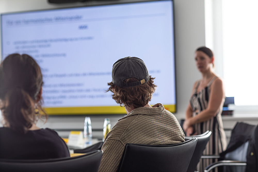 Auf dem Programm standen das gegenseitige Kennenlernen, eine Unternehmensvorstellung, ein Rundgang und wichtige Informationen zur Ausbildung (© deuka Tiernahrung Cremer).