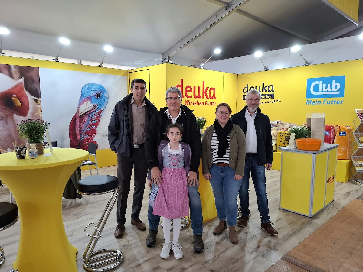 Das Organisationsteam der Muswiese 2026: Aziz Djuraev, Hanno Heininger und Ulricke Weller – unterstützt von Ulrich Marks, Key Account Manager Geflügel (v. l. n. r.). Vorne im Bild die Nachwuchsförderung Marie Heininger (© deuka Tiernahrung Cremer).