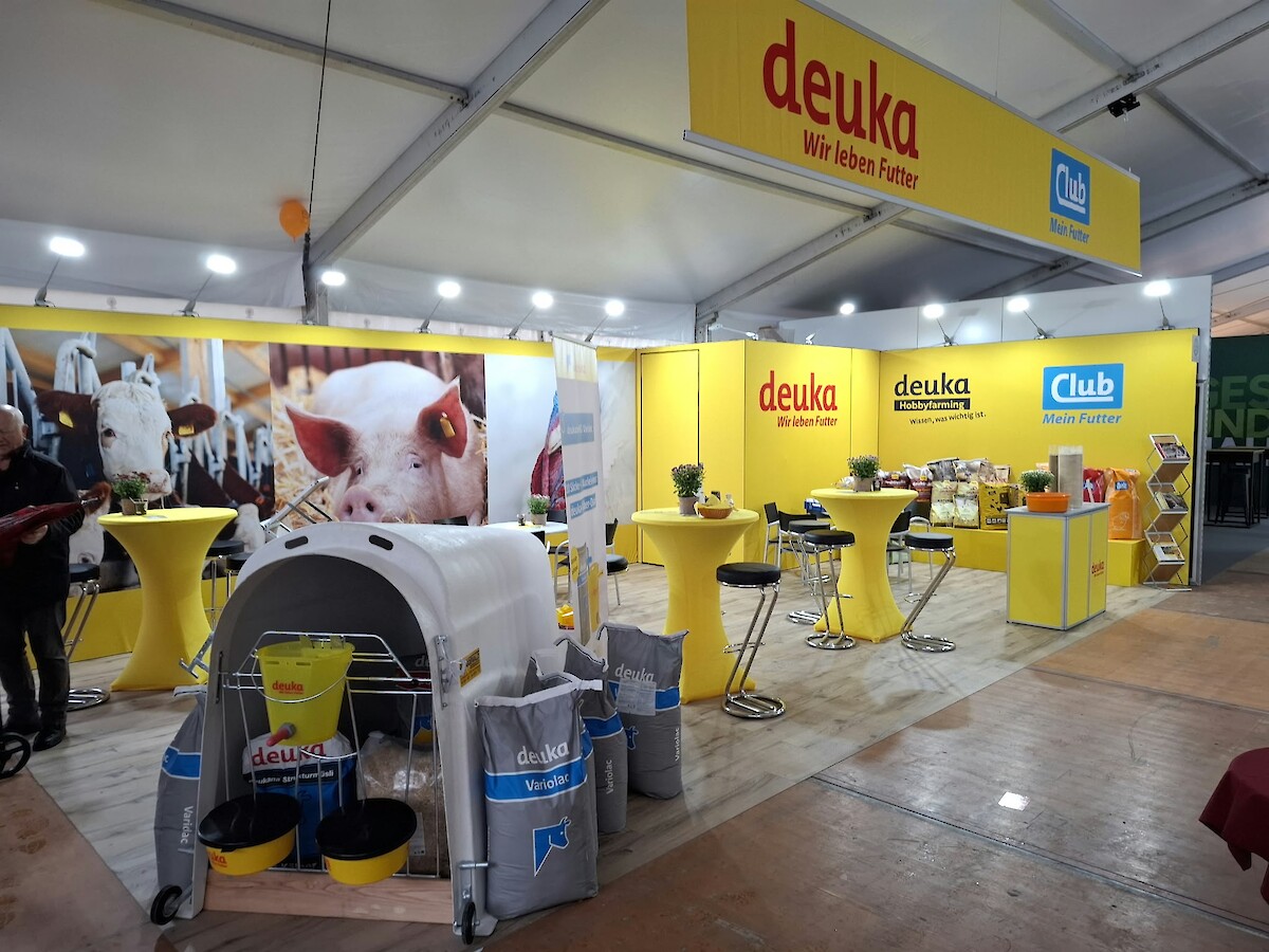 Ansprechend, aufgeräumt, gelb: Der deuka-Stand auf der Muswiese 2026. Ein echter Hingucker (© deuka Tiernahrung Cremer).