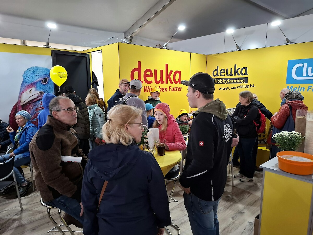 Volle Hütte: Der Andrang am Stand ist durchgehend groß. Durch den Volksfestcharakter des Events sind viele Landwirtinnen und Landwirte gleich mit der ganzen Familie angereist (© deuka Tiernahrung Cremer).