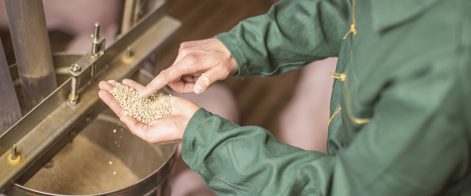 Farmer checks the quality of the fodder (© Deutsche Tiernahrung Cremer).