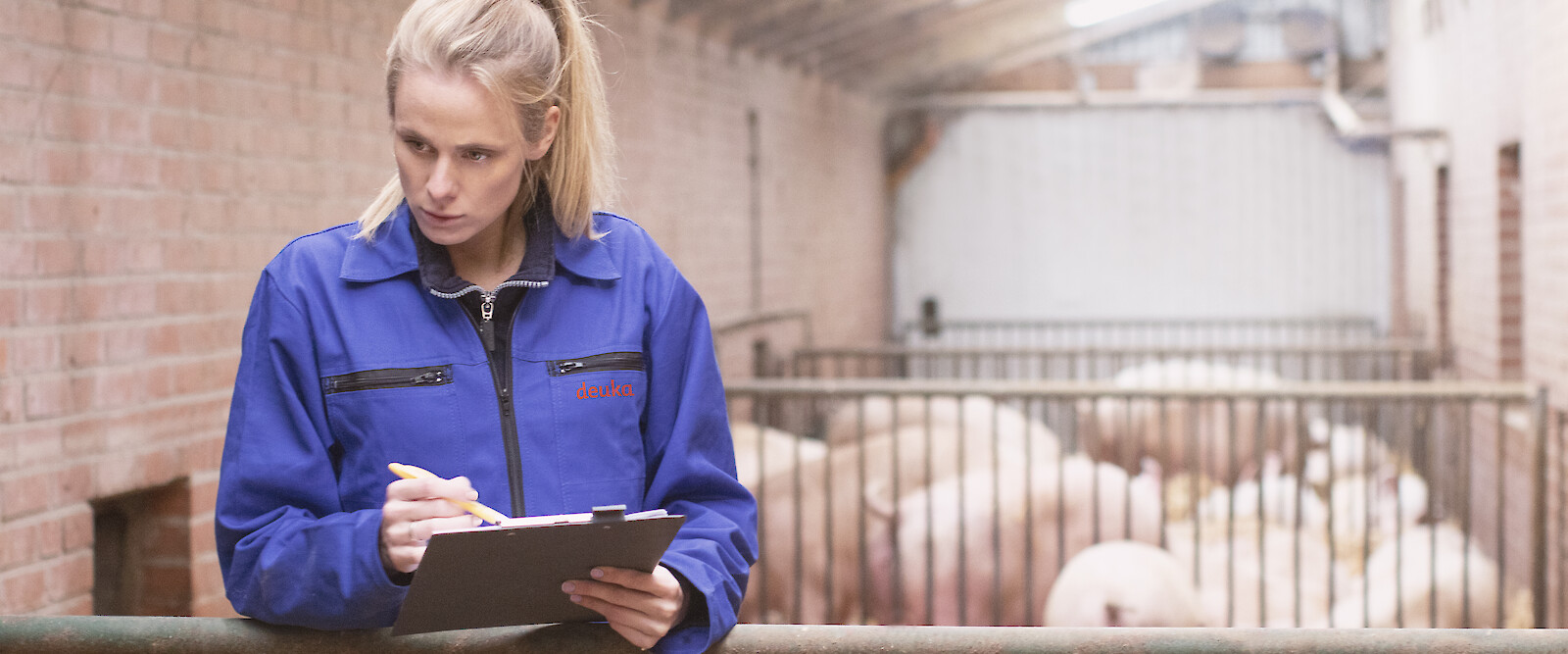 Consultant takes notes during the mineral feed consultation (© Deutsche Tiernahrung Cremer).
