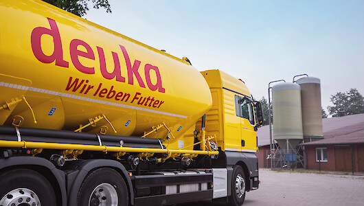 Stimmungsbild Logistik_deuka-LKW vor Betrieb (RGB, © deuka Tiernahrung Cremer).