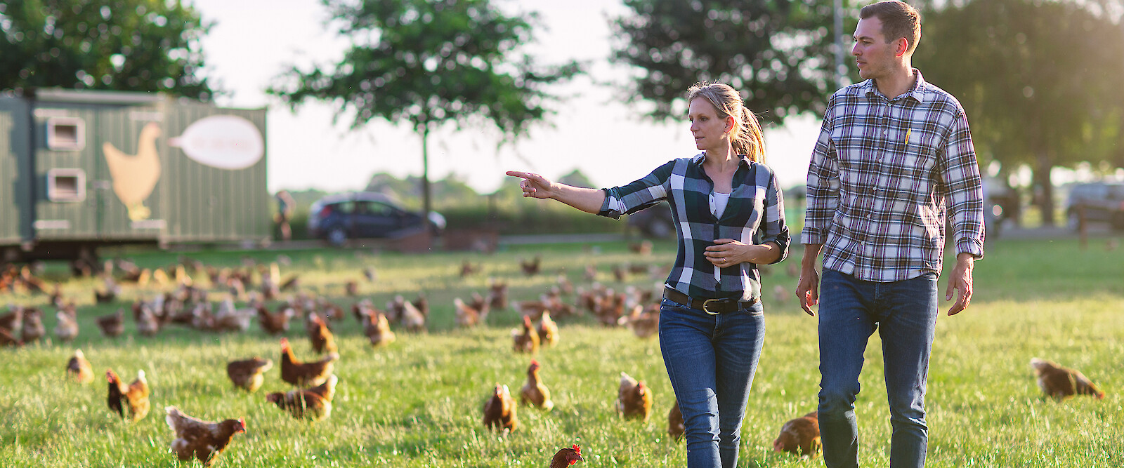 deuka consultant and farmer at Mobilstall (© Deutsche Tiernahrung Cremer), RGB