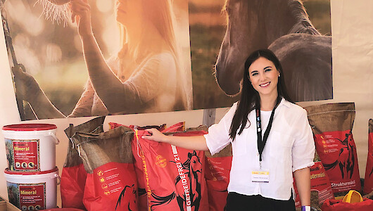 Das neue deukavallo-Sortiment überstrahlt nur fast die Gute Laune von Theresa Oesterwind, Produktmanagerin Heimtier, bei Ihrem Besuch auf der Equitana Open Air 2021 (© deuka Tiernahrung Cremer).