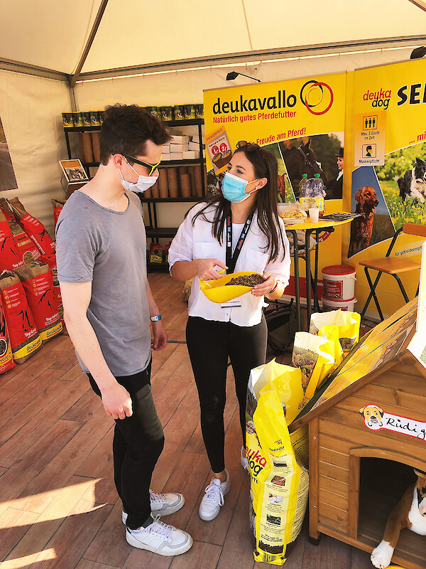 Product Manager Theresa Oesterwind talking to customers at our stand at Equitana Open Air 2021 (© Deutsche Tiernahrung Cremer).