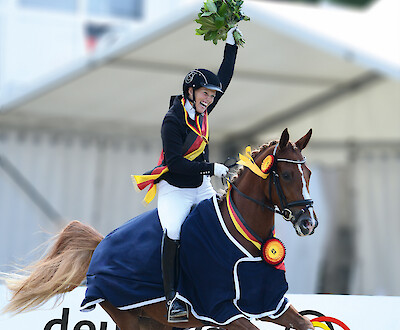 Best performance requires a lot of energy - also for horses: Rider with sporty horse wins show jumping competition (© Deutsche Tiernahrung Cremer)