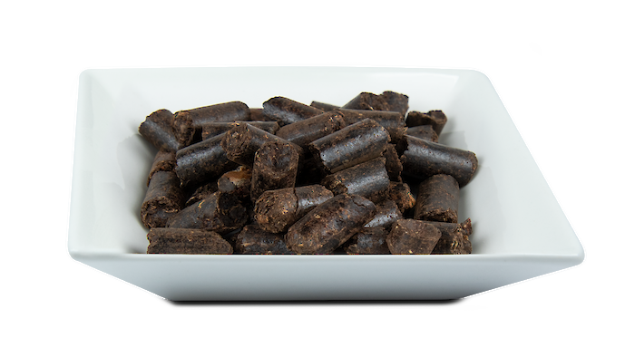 Illustration Futterrohstoff Johannisbrot Pellets (© deuka Tiernahrung Cremer).