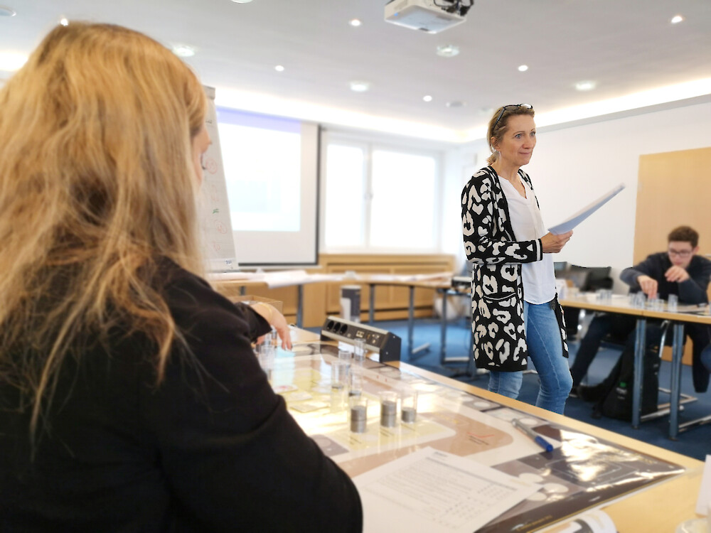 Business game trainer Dr. Heike Scharff teaches with charm, charisma and a lot of business knowledge (© Deutsche Tiernahrung Cremer)