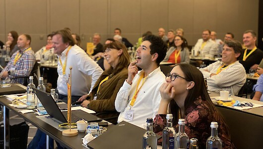 Händler lauschen Gespannt den Ausführungen von Referent Andreas Wehnert bei der Erfa-Tagung 2021 (© Nozar Ideenwerk).