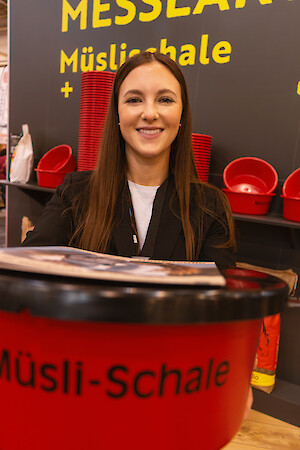 Our product manager Theresa Oesterwind lends a hand herself at the stand action at Equitana (© Deutsche Tiernahrung Cremer).