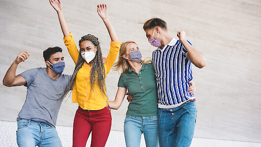 Junge Menschen feiern Gruppensieg bei playbizz (© DisobeyArt – stock.adobe.com).