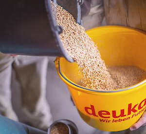 Rohware wird in deuka-Eimer geschüttet (© Deutsche Tiernahrung Cremer).