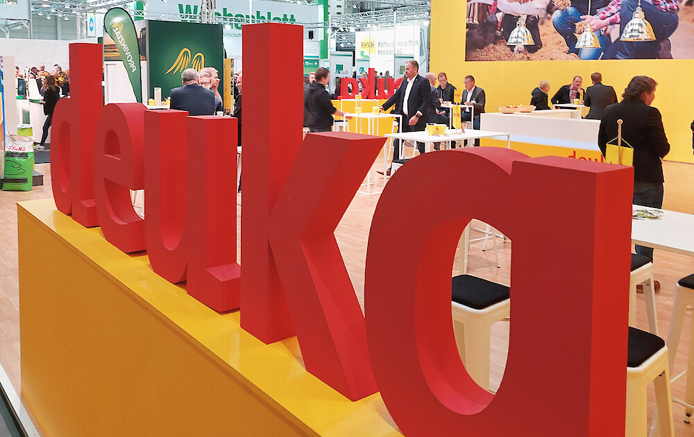 deuka - Auch auf den AGRAR Unternehmertagen 2022 unsere wichtigste Marke zur Versorgung von Schweinen, Rindern und Geflügel (© Deutsche Tiernahrung Cremer).
