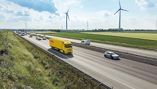 DHL-LKW bringt bestes deuka-Futter - jetzt auch palettenweise mit dem neuen Speditionsversand (© DHL Paket GmbH).