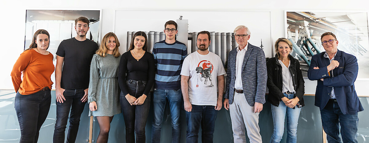 The management is convinced of the success of the training event (from left to right: Monika Klein, Andre Schleeberger, Paula Kassner, Pelin Uysal, Gereon Cremer, Lukas Eckert, Managing Director Ulrich Arning, speaker Dr. Heike Scharff, Head of Human Resources Werner Drudik).