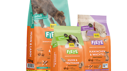 Ob Nassfutter oder Trockenfutter, vom viralen Junior bis zum gemütlichen Senior: Im Fiete Hundefutter-Sortiment wird jede*r Hundehalter*in fündig (© deuka companion).