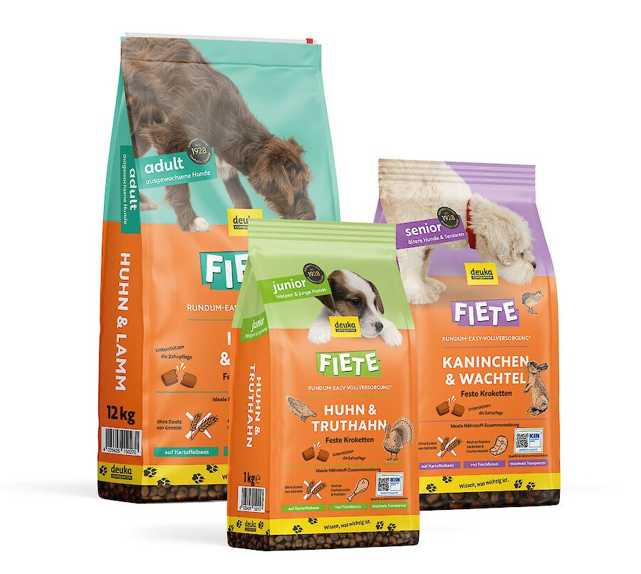 Whether wet or dry food - from the vital junior to the cosy senior: every dog will find its favourite food in the Fiete dog food range (© deuka companion).