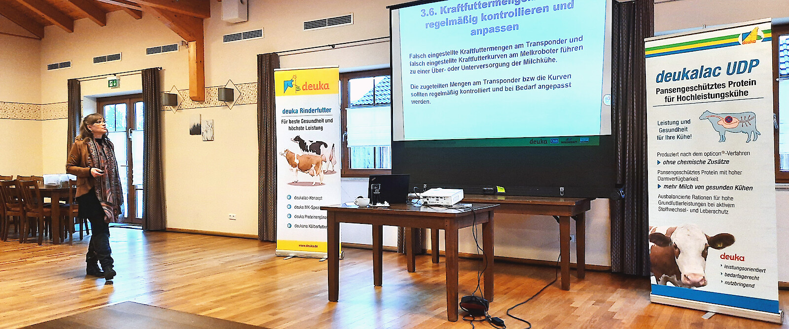 How to feed cattle - speaker Gaby Harr gives insights into correct cattle feeding (© Deutsche Tiernahrung Cremer).